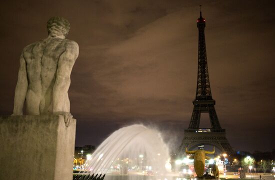 Paris officials turn off lights at Eiffel Tower in memory of London terrorist attack victims
