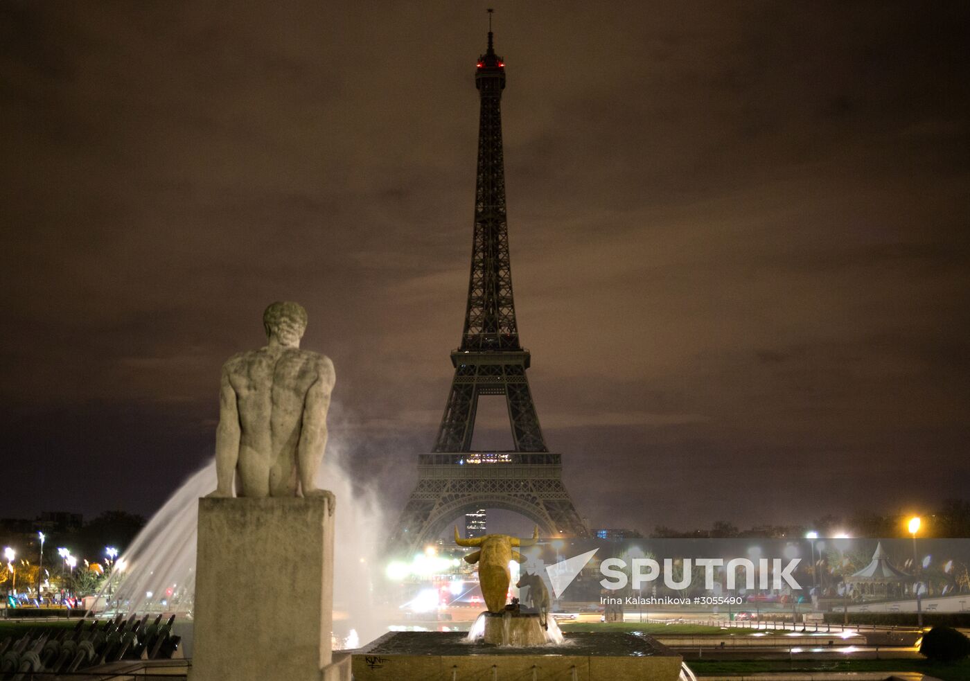 Paris officials turn off lights at Eiffel Tower in memory of London terrorist attack victims