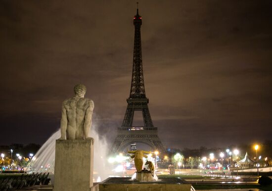 Paris officials turn off lights at Eiffel Tower in memory of London terrorist attack victims
