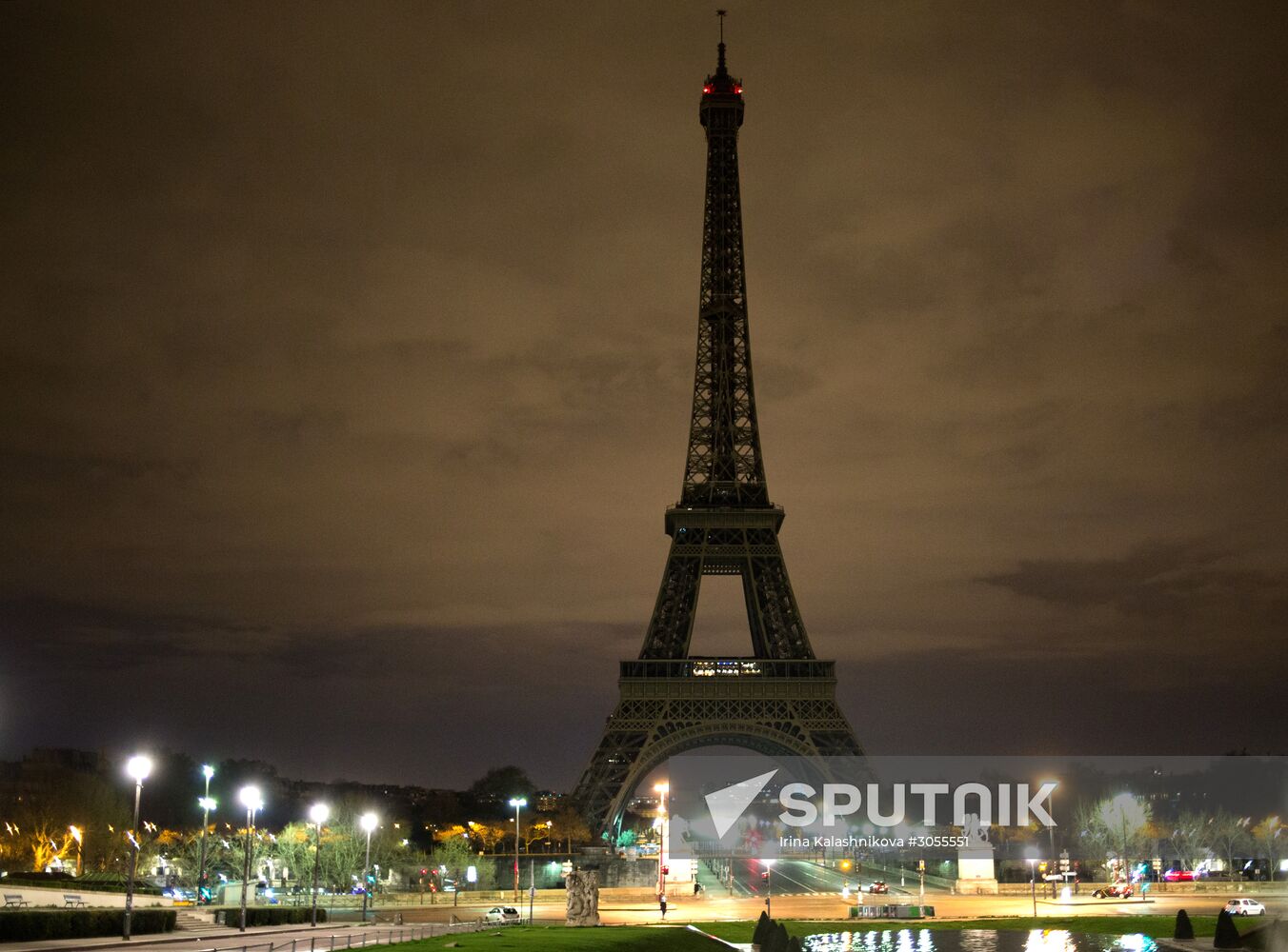 Paris administration turn off Eiffel Tower lights in memory of victims of London terrorisr attack