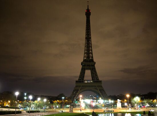 Paris administration turn off Eiffel Tower lights in memory of victims of London terrorisr attack