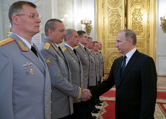 Ceremony presenting to Vladimir Putin officers appointed to senior command posts