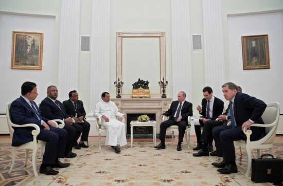Russian President Vladimir Putin meets with Sri Lankan President Maithripala Sirisena
