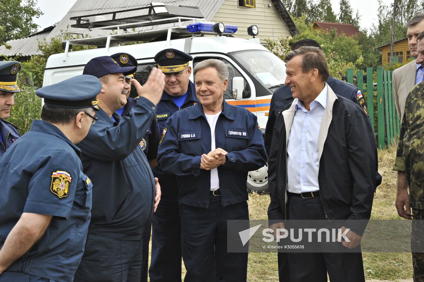 Viktor Zubkov and Boris Gromov fly over fire-hazardous areas in Moscow suburbs