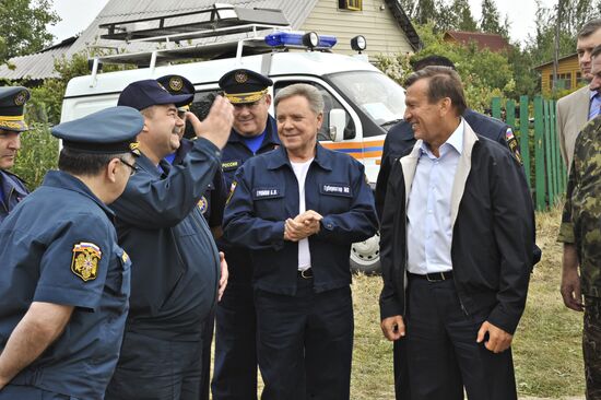 Viktor Zubkov and Boris Gromov fly over fire-hazardous areas in Moscow suburbs