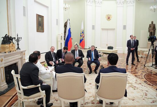 Russian President Vladimir Putin meets with Sri Lankan President Maithripala Sirisena
