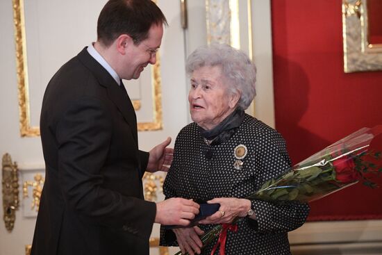 Presenting state awards to culture and art workers