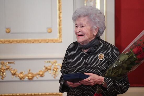 Presenting state awards to culture and art workers