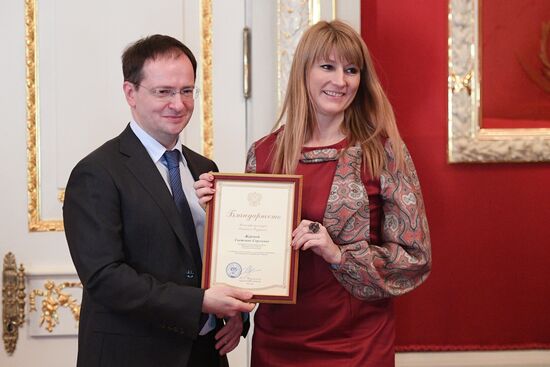 Presenting state awards to culture and art workers