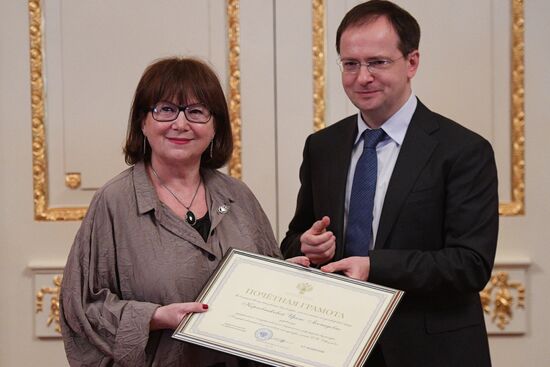 Presenting state awards to culture and art workers