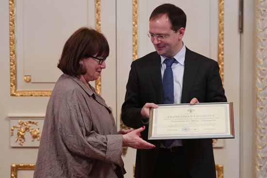 Presenting state awards to culture and art workers
