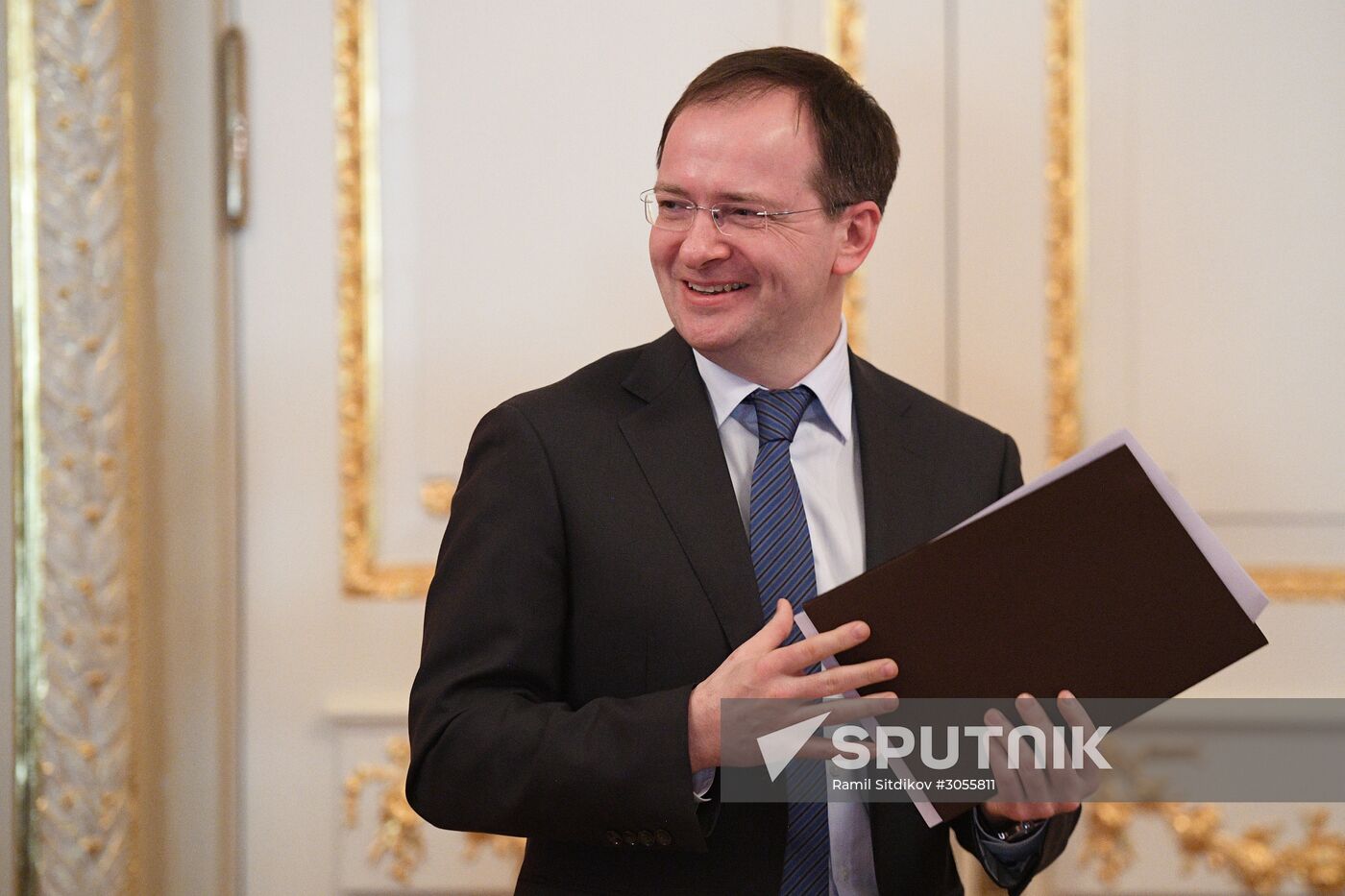 Presenting state awards to culture and art workers