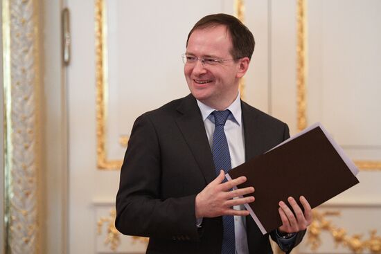 Presenting state awards to culture and art workers