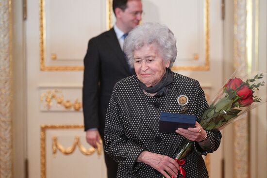 Presenting state awards to culture and art workers