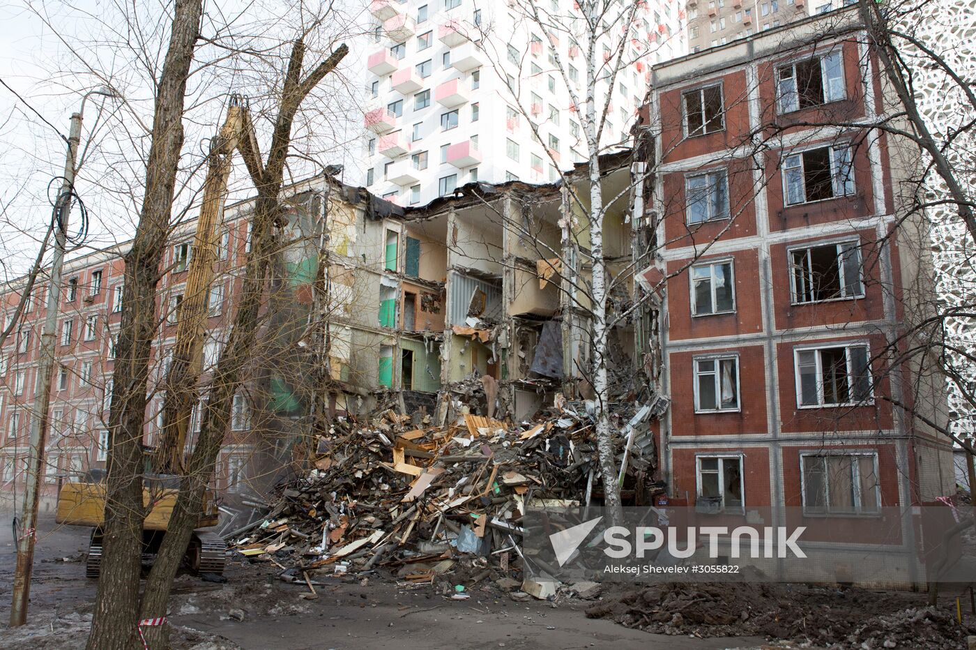 Demolition of five-storey building on Narodnogo Opolcheniya Street in Moscow