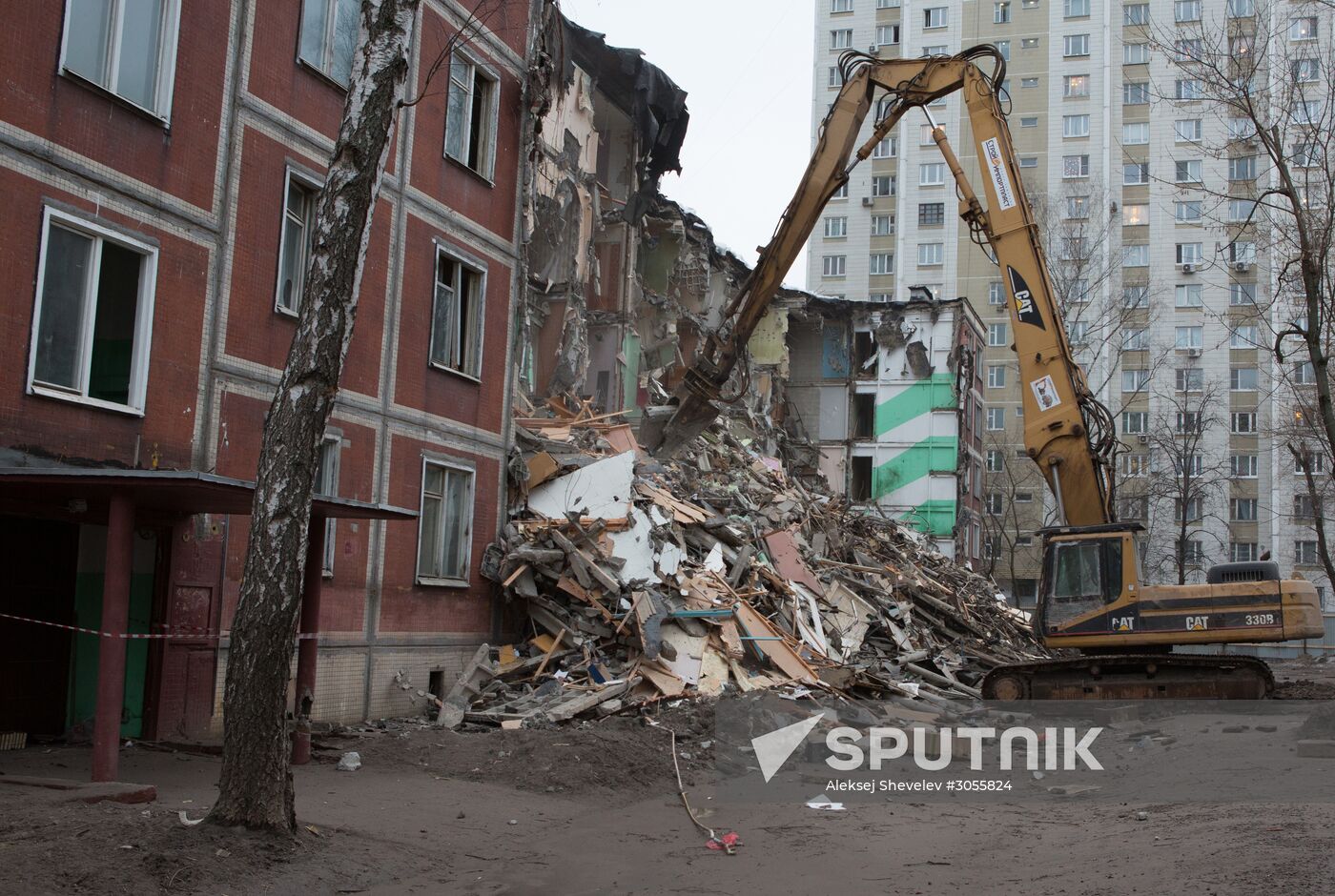 Demolition of five-storey building on Narodnogo Opolcheniya Street in Moscow