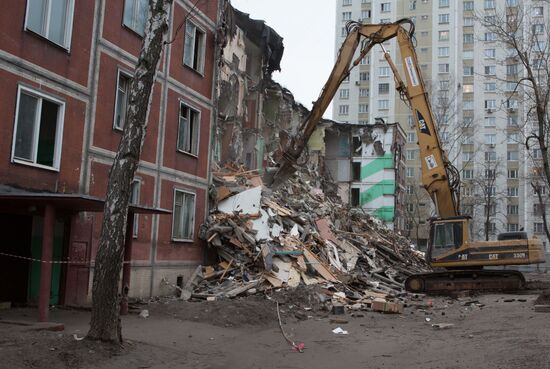 Demolition of five-storey building on Narodnogo Opolcheniya Street in Moscow