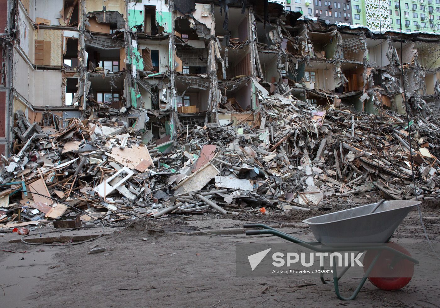 Demolition of five-storey building on Narodnogo Opolcheniya Street in Moscow