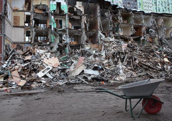 Demolition of five-storey building on Narodnogo Opolcheniya Street in Moscow