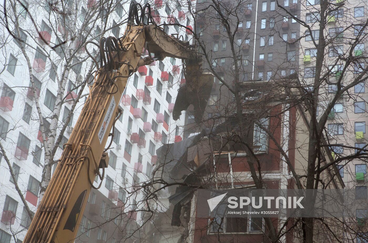 Demolition of five-storey building on Narodnogo Opolcheniya Street in Moscow