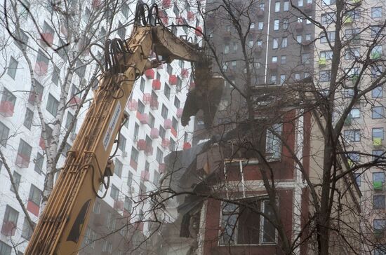 Demolition of five-storey building on Narodnogo Opolcheniya Street in Moscow