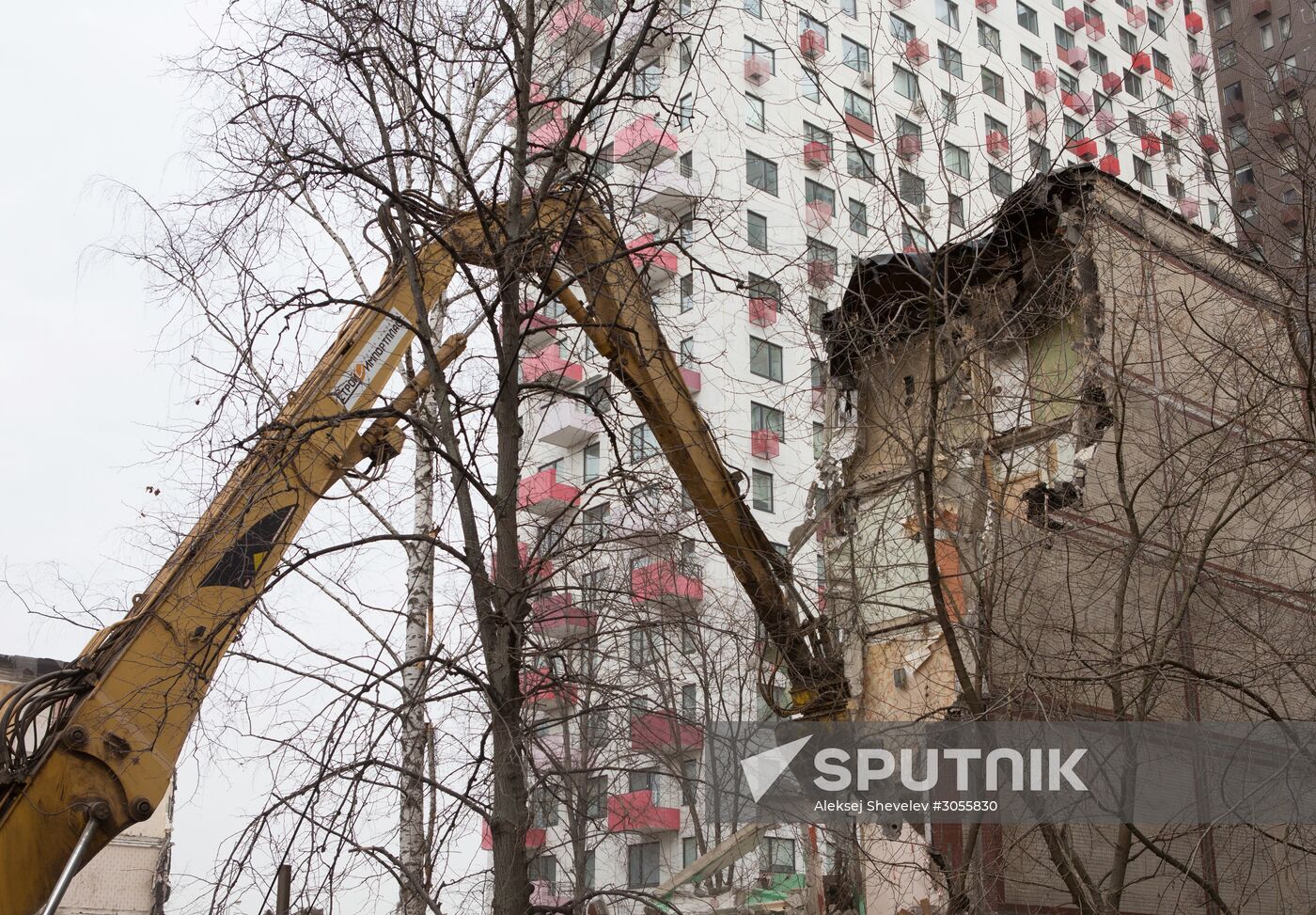 Demolition of five-storey building on Narodnogo Opolcheniya Street in Moscow