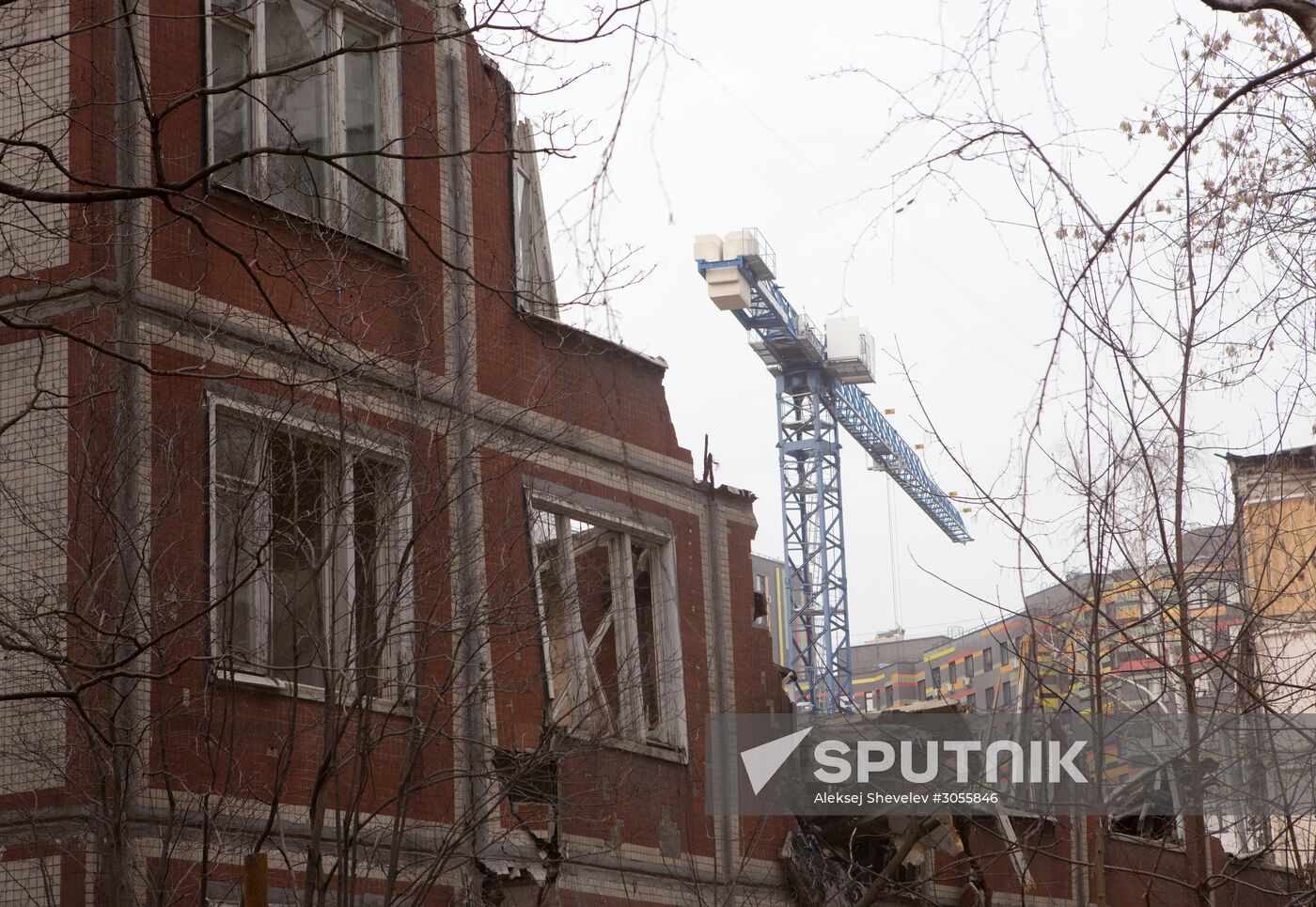 Demolition of five-storey building on Narodnogo Opolcheniya Street in Moscow