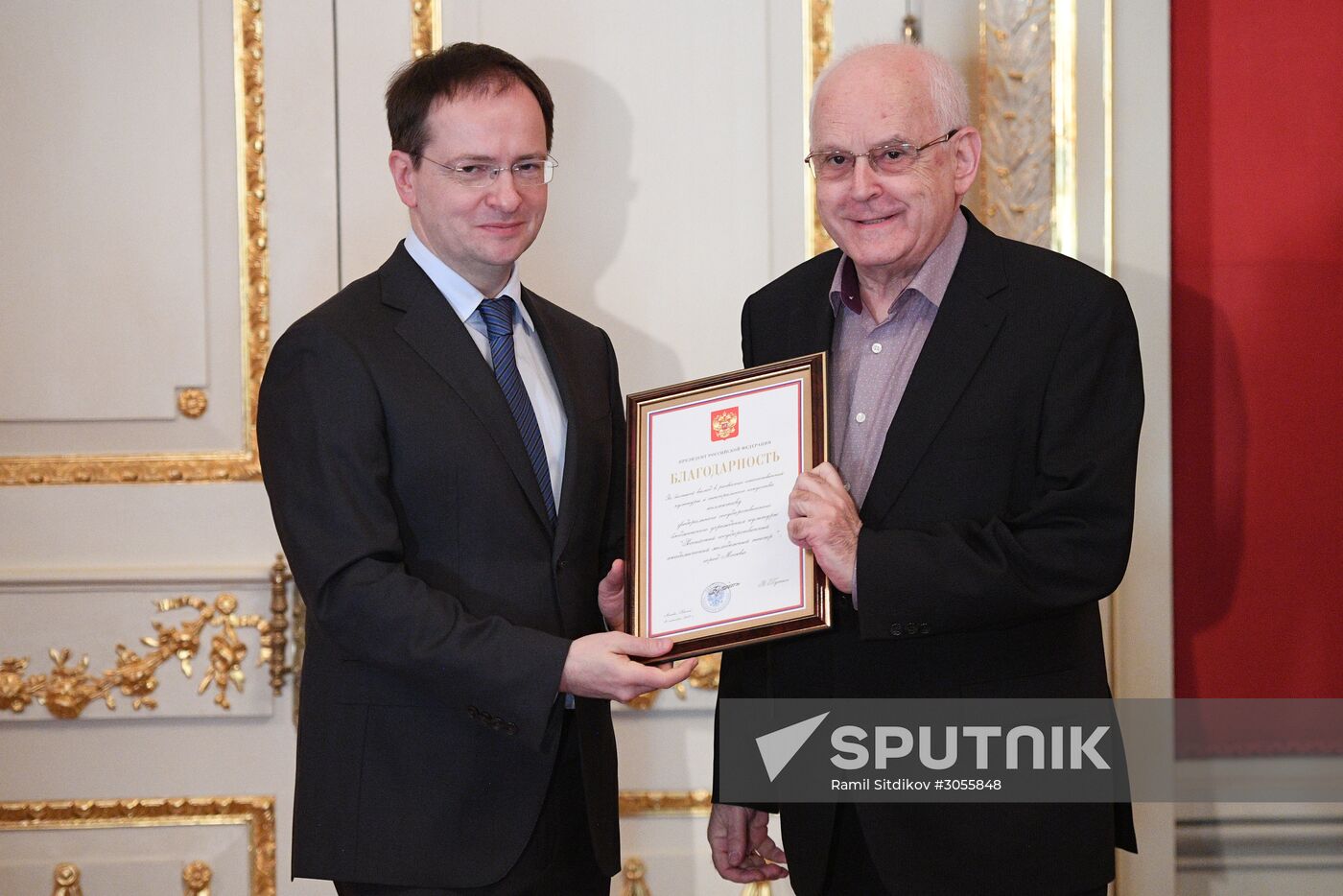 Presenting state awards to culture and art workers
