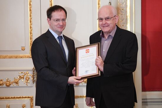Presenting state awards to culture and art workers