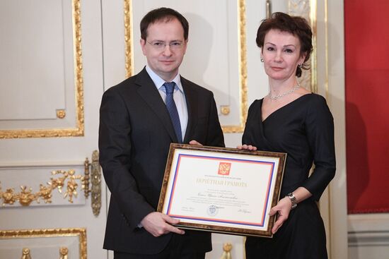 Presenting state awards to culture and art workers
