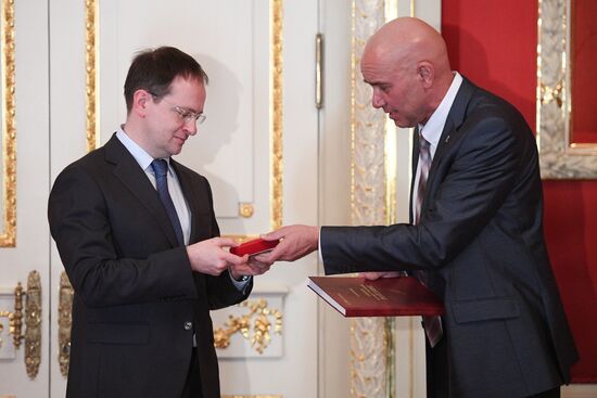 Presenting state awards to culture and art workers