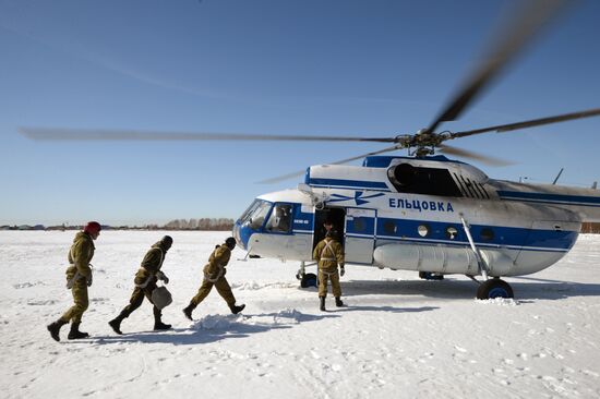 Drill of Novosibirsk air base's parachute fire service members