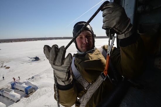 Drill of Novosibirsk air base's parachute fire service members