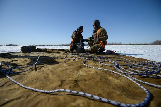 Drill of Novosibirsk air base's parachute fire service members