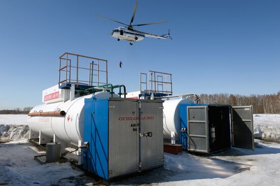 Drill of Novosibirsk air base's parachute fire service members