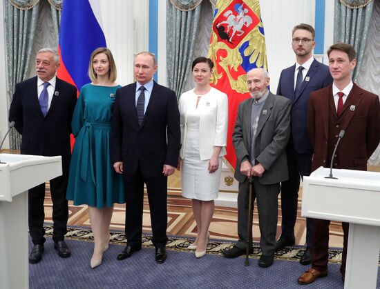 President Vladimir Putin distributes 2016 presidential awards for art for children and young people