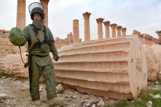 Russian engineers clear historical part of Palmyra and residential areas of mines