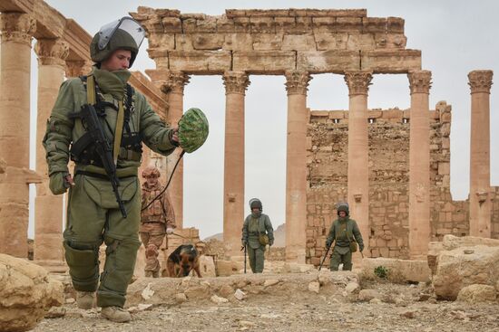 Russian engineers conduct mine clearance operation in Palmyra