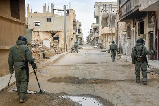 Russian engineers conduct mine clearance operation in Palmyra