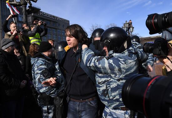 Unauthorized anti-corruption rally in Moscow