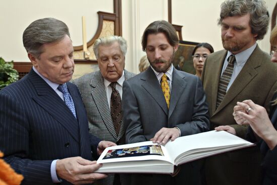 Moscow Region Governor Boris Gromov and artist Ilya Glazunov