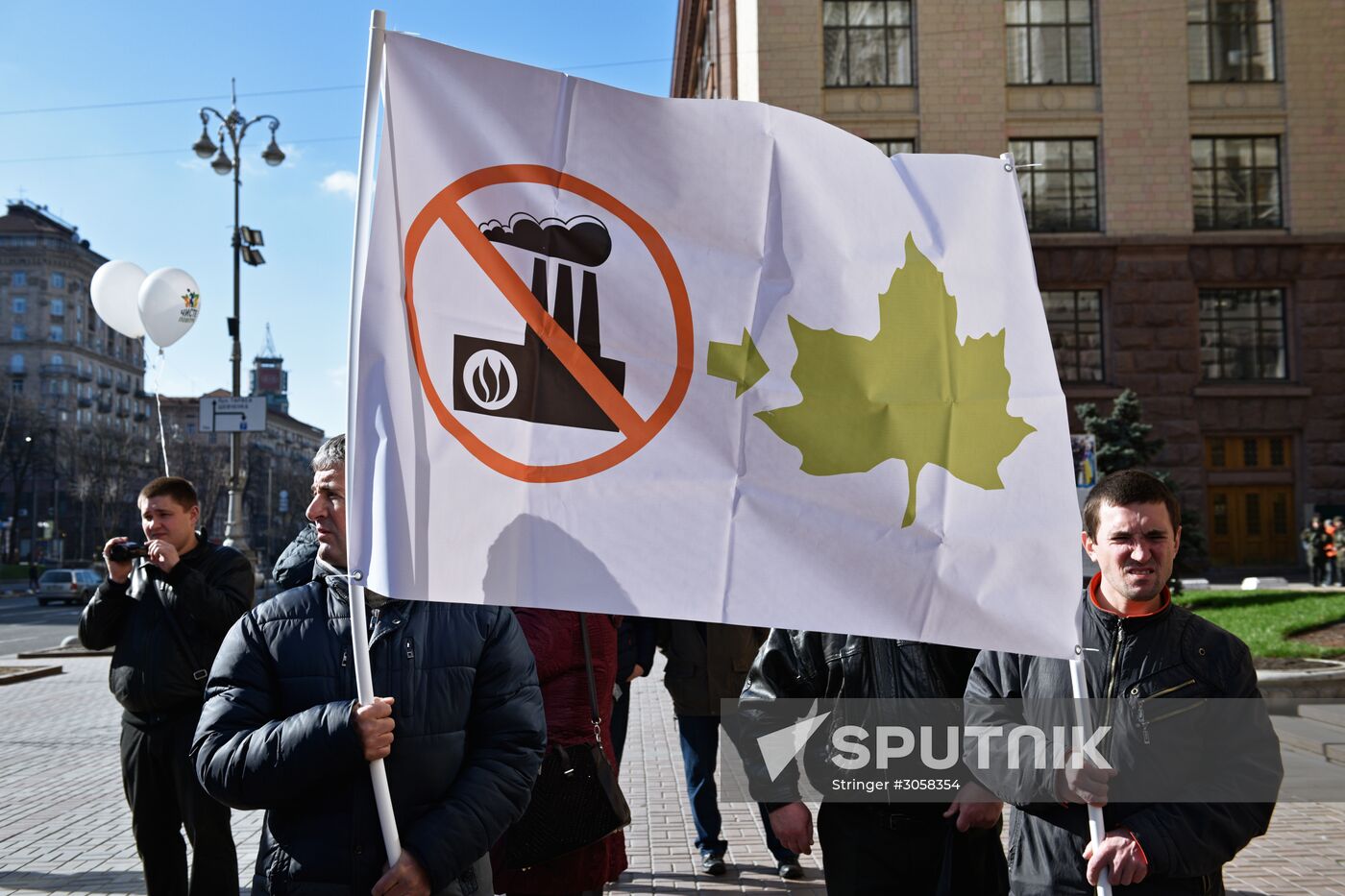 People protest industrial pollution in Kiev