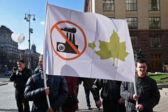 People protest industrial pollution in Kiev
