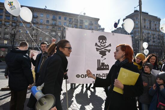 People protest industrial pollution in Kiev