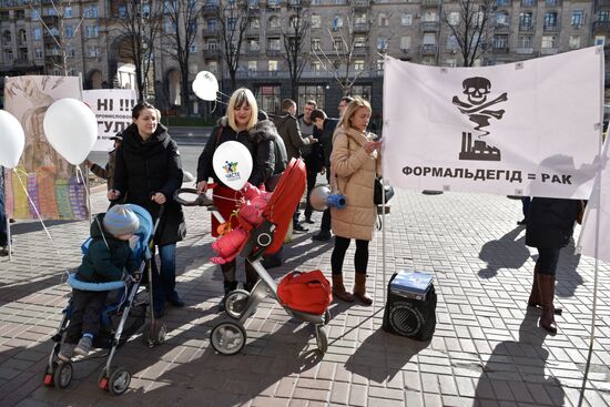 People protest industrial pollution in Kiev