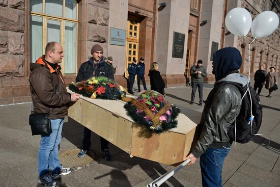 People protest industrial pollution in Kiev