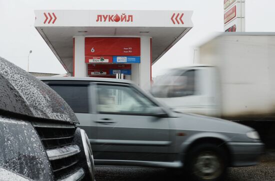 Lukoil plans to sell one third of its gas stations in Russia