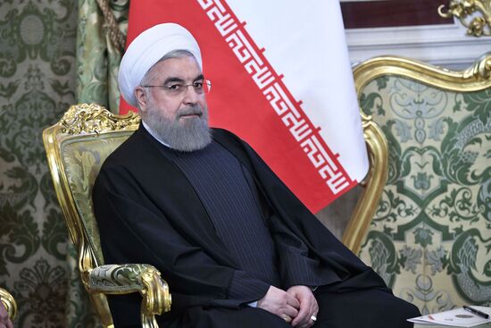 Vladimir Putin meets with Iranian President Hassan Rouhani