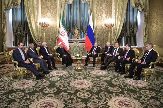 Vladimir Putin meets with Iranian President Hassan Rouhani