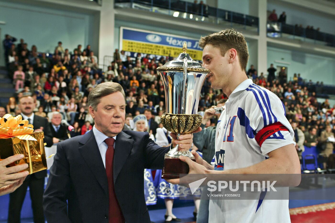 Boris Gromov awards men's handball team from Chekhov